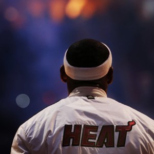 kaiyun-杜兰特用防守宣告王者归来！窒息表现引爆加拿大观众山呼海啸，窒息防守！杜兰特王者归来引爆加拿大主场